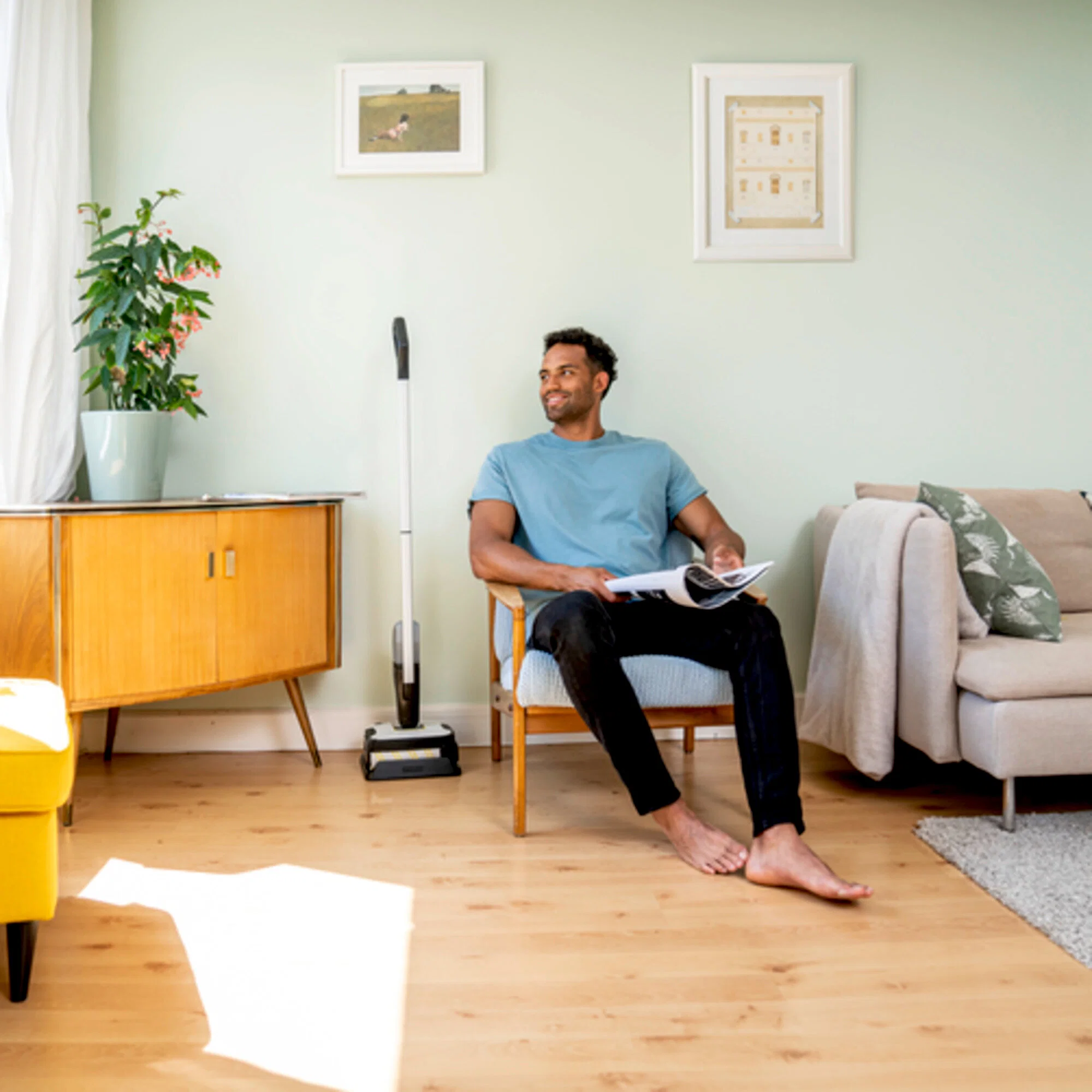 https://cdn.shopify.com/s/files/1/0685/2270/5119/files/FC_2_4_Battery_living_room_lifestyle_app_01_CI20502x502.jpg?v=1760522881